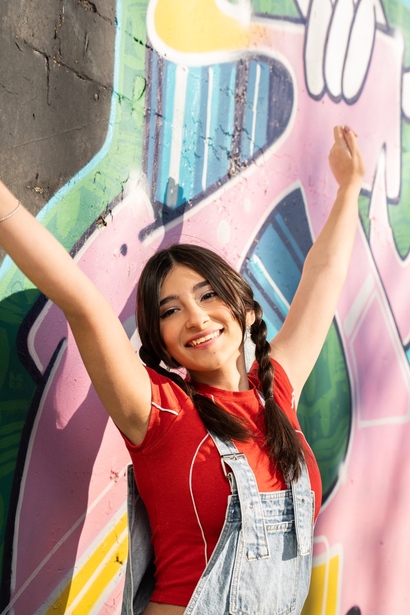 Julieta sonriendo en su foto de portada